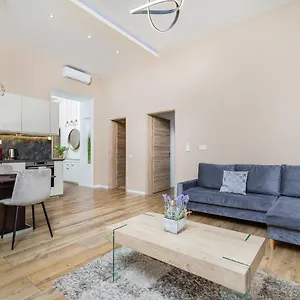 Csengery Deluxe With Balcony Appartamento