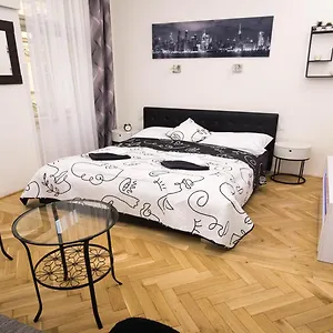 Black & White Apartment Prague By Wenceslas Square And Muzeum Praga